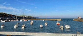 Stunning apartment by The Leas, West End