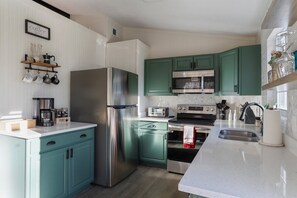 Réfrigérateur, four à micro-ondes, un four, surface de cuisson