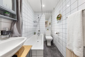 Shower, hair dryer, towels - 2 Bed Flat - Sleeps 6 - Pets - Parking - Wifi (London)