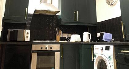 City Apartment - Sleeps 4 & Free Parking