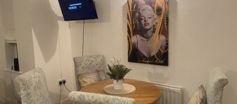 City Apartment - Sleeps 4 & Free Parking