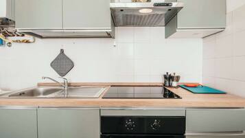 KĂŒhlschrank, Mikrowelle, Ofen, Herdplatte