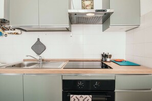 Eine moderne Küche mit Spüle, Herd und Backofen.