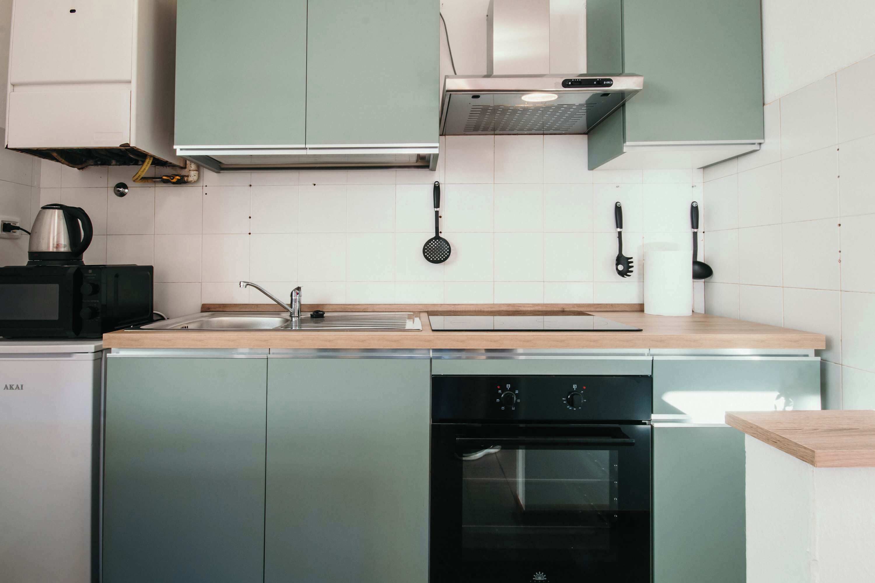 Frigorifero, microonde, forno, piano cottura