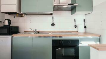 Frigorifero, microonde, forno, piano cottura