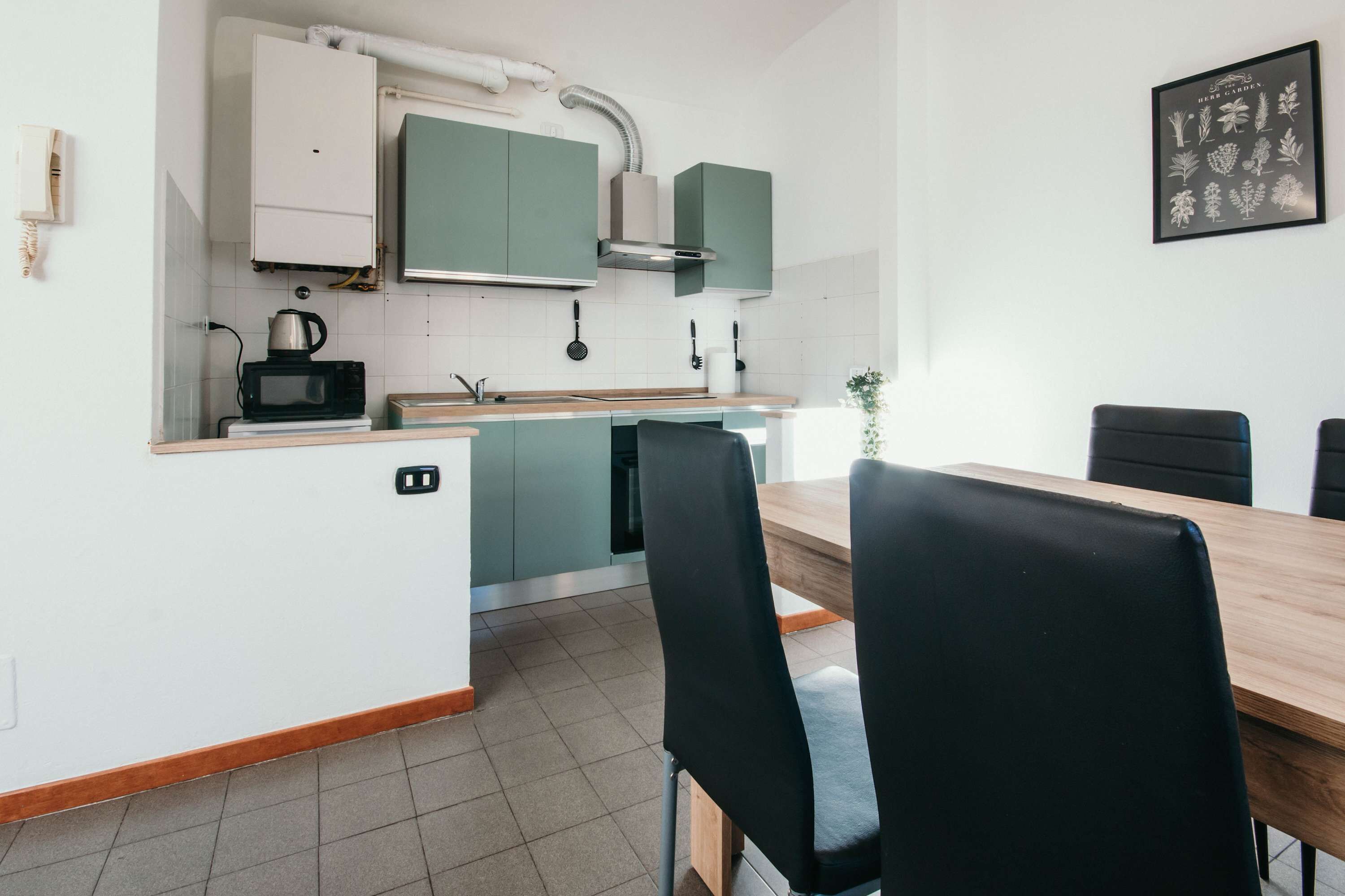 Jääkaappi, mikroaaltouuni, uuni, liesi