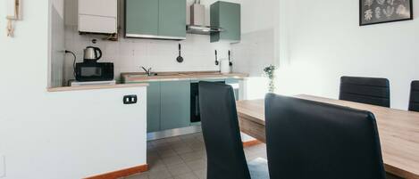 Jääkaappi, mikroaaltouuni, uuni, liesi