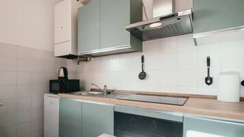 KĂŒhlschrank, Mikrowelle, Ofen, Herdplatte