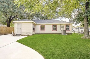 Exterior - Lovely 3/1-Bedroom vacation home (Houston)