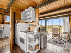 Kjøleskap, ovn, høy barnestol og kjøkkenutstyr