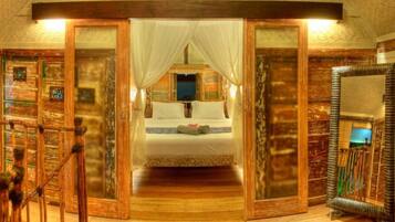 In-room safe, free WiFi, bed sheets