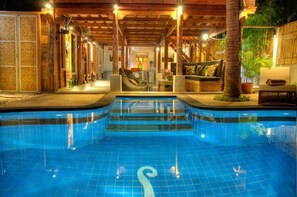 An indoor swimming pool with a tiled floor and a central spiral design. - Villa Samalama Gili Trawangan (Gili Trawangan)