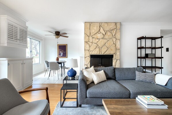 TV, fireplace, stereo - Serene Brentwood 1BR w/ Gym, walk to Downtown Dining, by Blueground (Los Angeles)