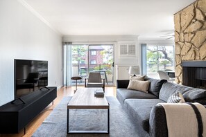 TV, fireplace, stereo - Serene Brentwood 1BR w/ Gym, walk to Downtown Dining, by Blueground (Los Angeles)
