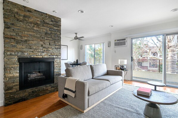 Fernseher, Kamin, Stereoanlage