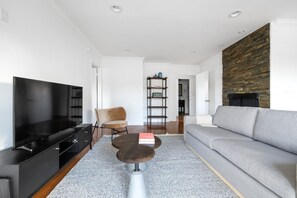 Televisor, llar de foc i estèreo