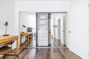 Interior - Mod Beverly Grove 2BR w/ Courtyard, near West Hollywood, by Blueground (Los Angeles)