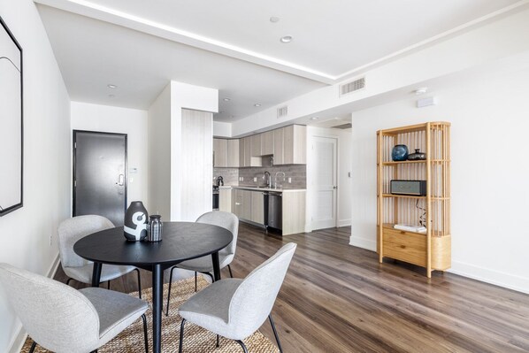 Dining - Mod Beverly Grove 2BR w/ Courtyard, near West Hollywood, by Blueground (Los Angeles)