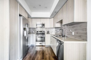 Fridge, microwave, oven, dishwasher - Mod Beverly Grove 2BR w/ Courtyard, near West Hollywood, by Blueground (Los Angeles)