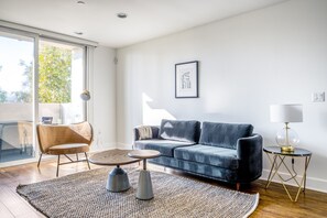 Fernseher, Kamin, Stereoanlage