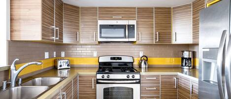 Een koelkast, een microgolfoven, een oven, een vaatwasser