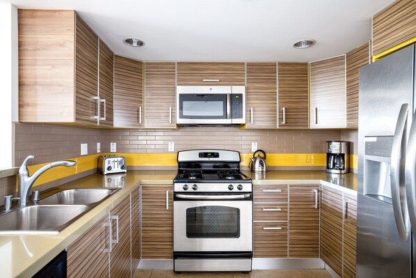 Réfrigérateur, micro-ondes, four, lave-vaisselle