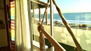A room with a view of the ocean through a window. - Fonte da Telha Beach Hostel (Almada)