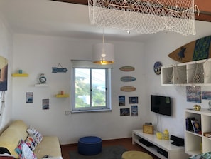 Living area - Fonte da Telha Beach Hostel (Almada)