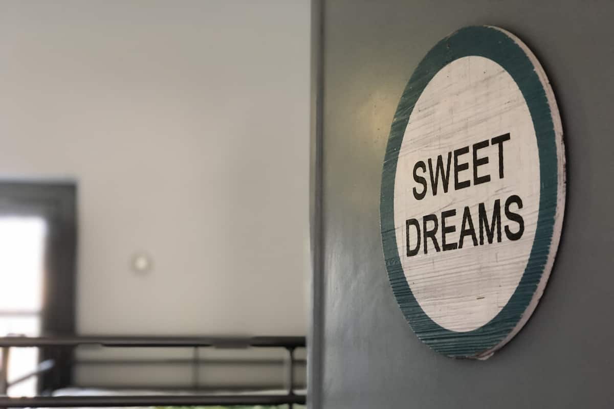 A wall with a sign that reads "SWEET DREAMS".