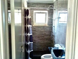 Shower, hair dryer, towels - Fonte da Telha Beach Hostel (Almada)