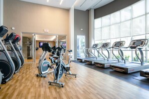 Fitness facility - Sunny Playa Vista 1BR w/ Pool, W/D & Gym, nr beach, by Blueground (Los Angeles)