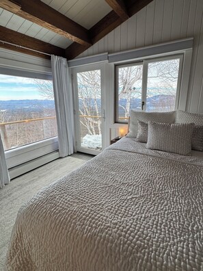 5 soverom, skrivebord, strykejern/-brett og reiseseng for barn