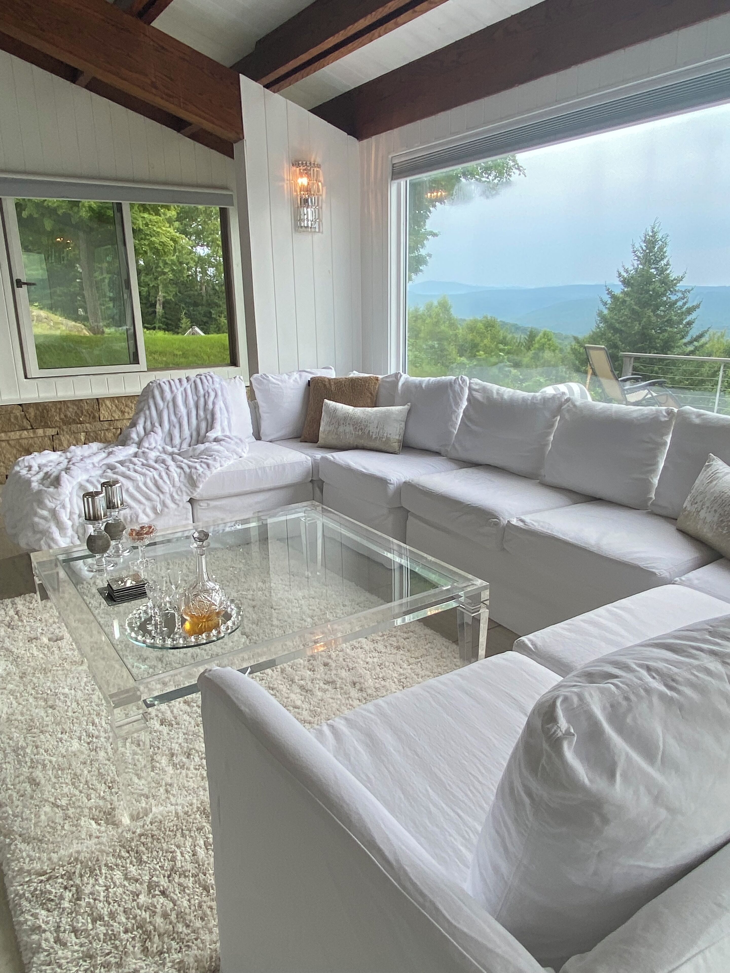 Una Smart TV, una chimenea, libros, un reproductor estéreo