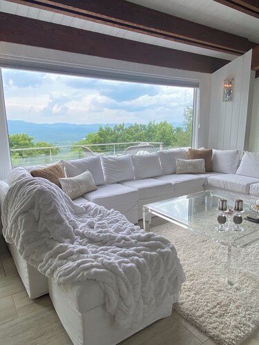 Luxury Mountain Top House , Hot Tub, Fire Pit & Panoramic Stratton Views