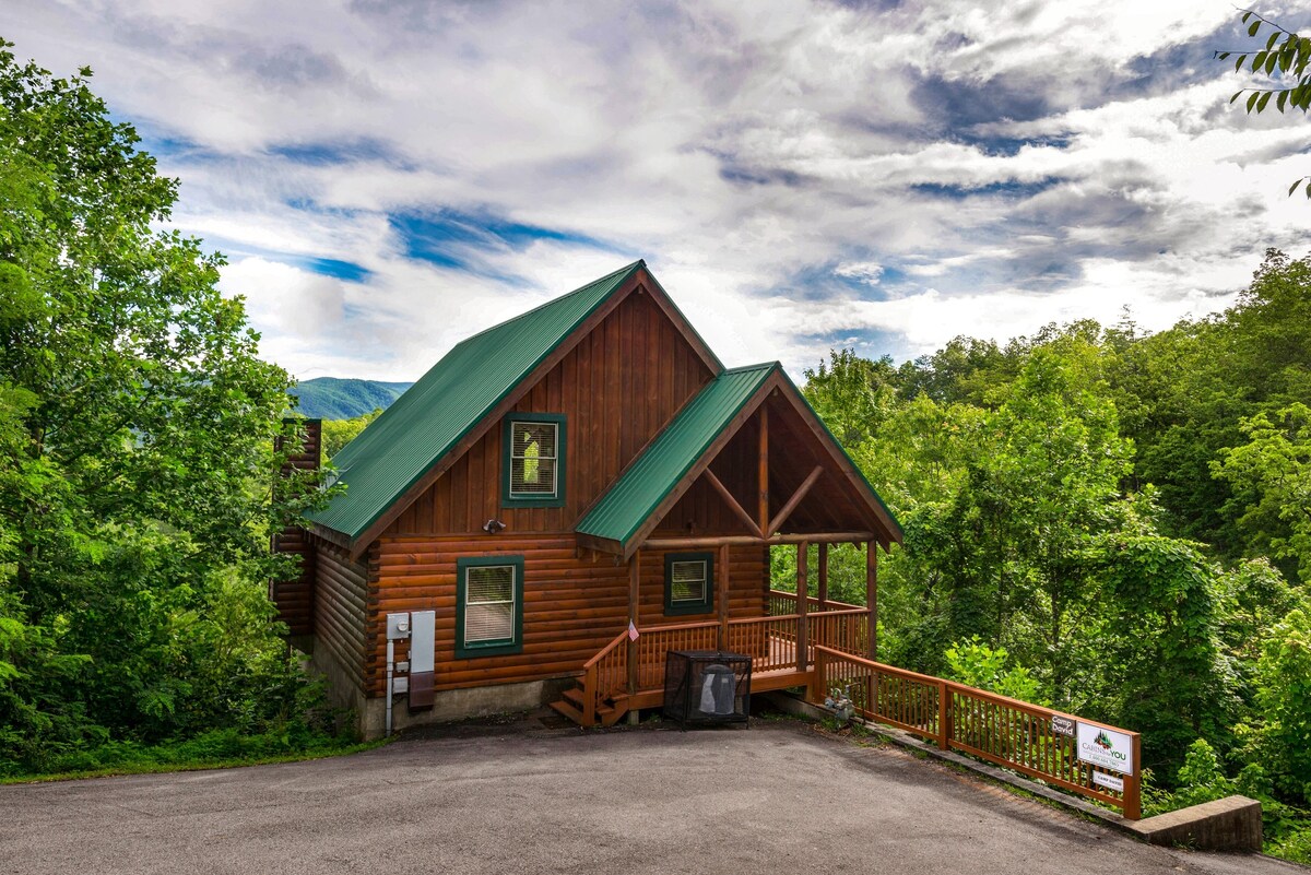 Scenic log cabin with hot tub, balcony, Free Attraction Tickets, & pool table