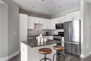 Fridge, microwave, oven, dishwasher - Amazing Playa Vista 2BR w/ Pool, Gym & W/D, nr 405, by Blueground (Los Angeles)