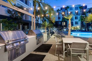 Outdoor dining - Modern Playa Vista 2BR w/ Pool, Gym & W/D, nr 405, by Blueground (Los Angeles)