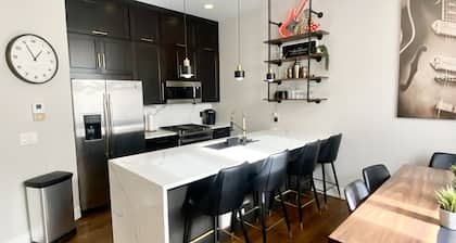 Rock N Roll Condo Old Market w Rooftop Patio!