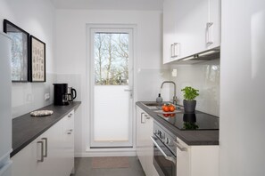 Kjøleskap, mikrobølgeovn, ovn og kokeplater