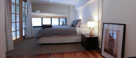 3 habitaciones, tabla de planchar con plancha, internet y ropa de cama