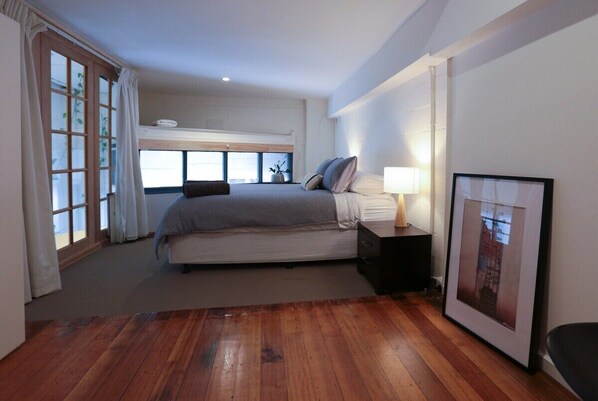 3 bedrooms, iron/ironing board, internet, bed sheets