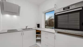 Køleskab, ovn, højstol, køkkentøj/tallerkener/redskaber