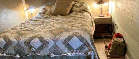 1 slaapkamer, een strijkplank/strijkijzer, gratis wifi, beddengoed