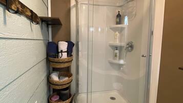 Een douche, een haardroger, handdoeken, zeep