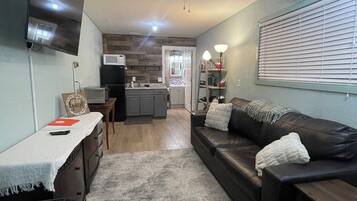 Una Smart TV, una chimenea, libros