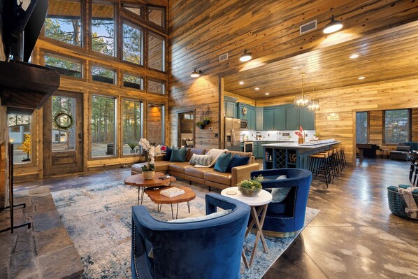 Een smart-tv, een open haard en een tafeltennistafel