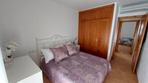 2 bedrooms, iron/ironing board, bed sheets - Casa Nelken in Conil de la Frontera (España)