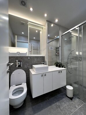 Hair dryer, towels, soap, toilet paper - Austin Modern Penthouse in the heart of Belgrade

 (Beograd)