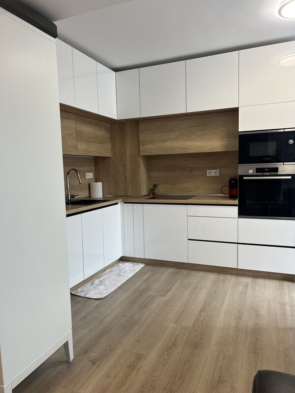 Jääkaappi, mikroaaltouuni, uuni, liesi