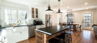 Sunsets On Blue Hill, Newly Renovated Farmhouse